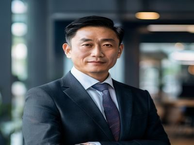 探花社区创始人陈明远的职业形象照，商务着装，自信沉稳，背景为现代化办公环境，体现创业者的专业气质
